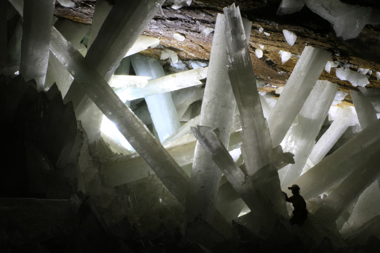 Hasta el año 2000, este sitio era desconocido para la humanidad. Lo encontraron los hermanos mineros Eloy y Javier Delgado. La cueva de los cristales está conectada a la mina de Naica, municipalidad de Saucillo, Chihuahua. Está 300 metros por debajo de la superficie y tiene una temperatura de hasta 58 °C (136° F). Por eso, si decides visitarla, no se recomienda estar en su interior por más de diez minutos. El cristal más grande hasta ahora encontrado en la cueva mide 12 m (39.4 pies) de largo por 4 m (13 pies) de diámetro.