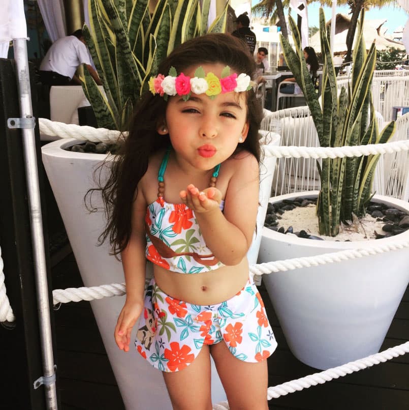 Y como toda buena niña, le encanta lucir muy coqueta en cada una de las fotografías que comparte en redes sociales.