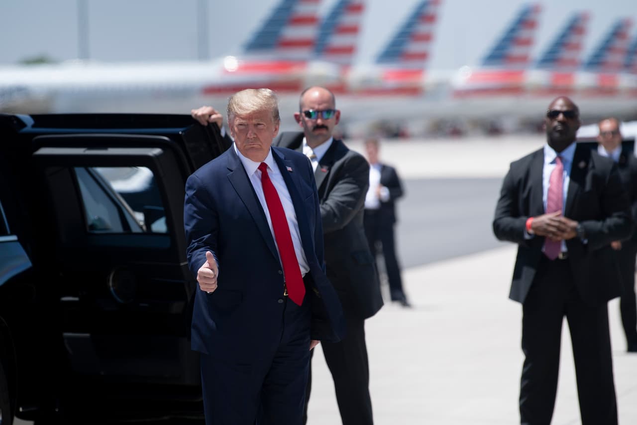El presidente Donald Trump llegó este martes a Phoenix para visitar la planta Honeywell, una empresa multinacional dedicada a la construcción de motores para aviones que dio un giro a su producción para elaborar máscaras N-95 que necesita el personal médico y de primera línea en medio de la pandemia del coronavirus.