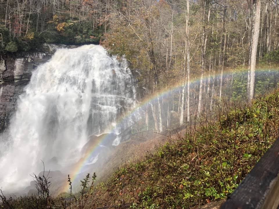 <b>IDEA 5: Ve a ese lugar que tienes pendiente de conocer. </b>El año está por acabar y se te acaban las oportunidades de 
<b><a href="https://www.univision.com/local/north-carolina-wuvc/rainbow-falls-cascadas-carolina-del-norte-fotos">tachar de tu lista de aventuras ese sitio al que siempre has querido ir</a></b>.
