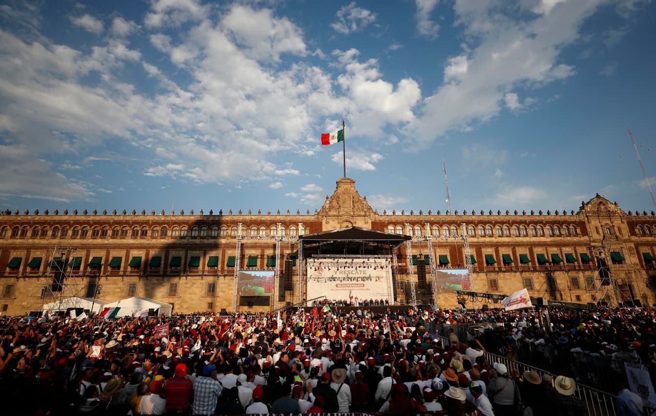 Miles de ciudadanos asisten al mensaje del presidente de México, Andrés Manuel López Obrador, con motivo del 85 aniversario de la expropiación petrolera, en la explana del Zócalo de Ciudad de México el 18 de marzo de 2023.