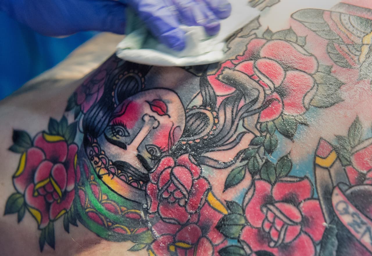<b>Elección de artista y tienda / estudio / salón de tatuajes</b>
<br>Los 
<a href="https://www.fda.gov/consumers/free-publications-women/tattoos-and-permanent-make#Tattoo_Risks" target="_blank">mayores riesgos para la salud</a> relacionados con hacerse un tatuaje son las infecciones, incluida la posibilidad de contraer el 
<a href="https://medlineplus.gov/hivaids.html" target="_blank">VIH</a> o la 
<a href="https://medlineplus.gov/hepatitisb.html" target="_blank">hepatitis</a>. Un tatuaje solo debe hacerse con herramientas limpias y prácticas de higiene en una instalación acreditada. Debes pensar detenidamente a quién seleccionas para un tatuaje, y eso significa más que solo considerar las habilidades del artista. Evalúe el salón de tatuajes de su elección por su limpieza, certificaciones y reputación.
