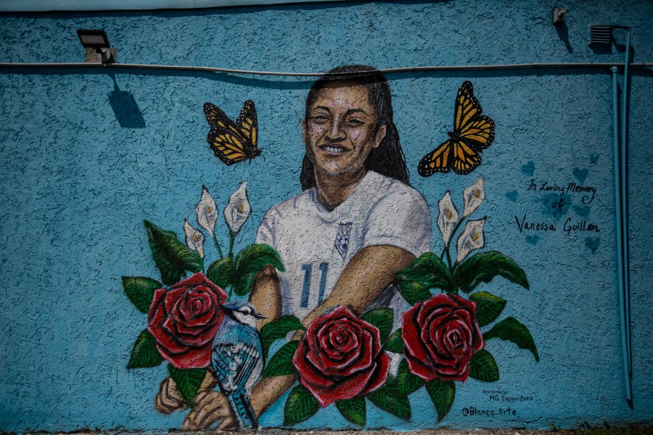 Un mural de Vanessa Guillén con rosas rojas y con su camiseta de fútbol del colegio en el estacionamiento de la barbería Guanajuato, en Harrisburg Blvd, en Houston, Texas.