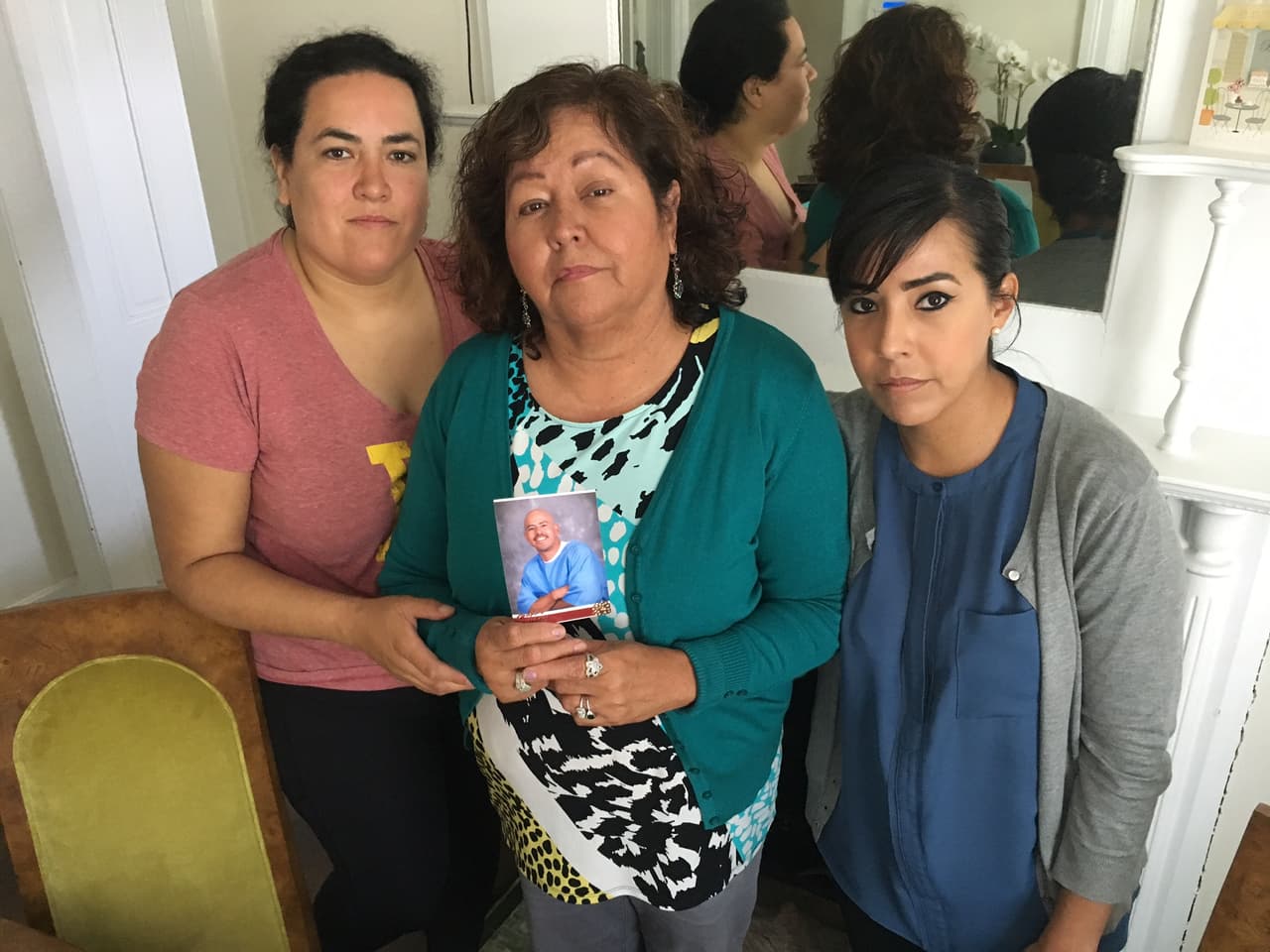 La familia de David Díaz: sus hermanas Ángela y Darlene, a los costados, y su madre Yolanda.