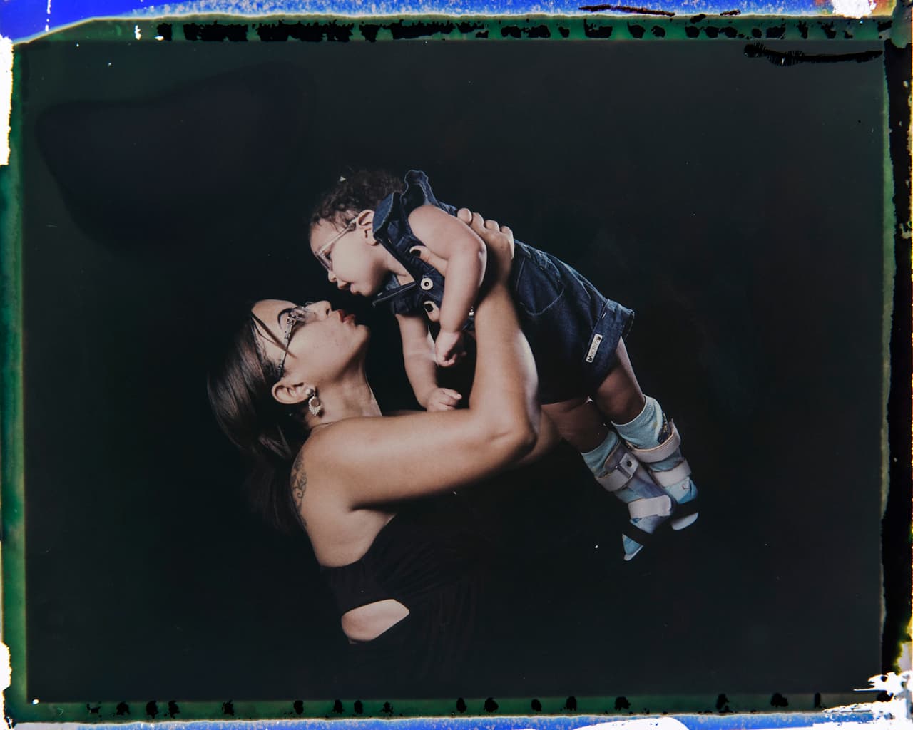 Esta bebé llamada Luana nació con microcefalia, pero luce contenta en los brazos de su madre, Rosana Alves, quien tuvo que renunciar a su trabajo para cuidar de la pequeña y de sus otras dos hijas. Luana lleva puestos soportes en sus piernas para ayudarle a posicionar sus piernas correctamente.
<br>