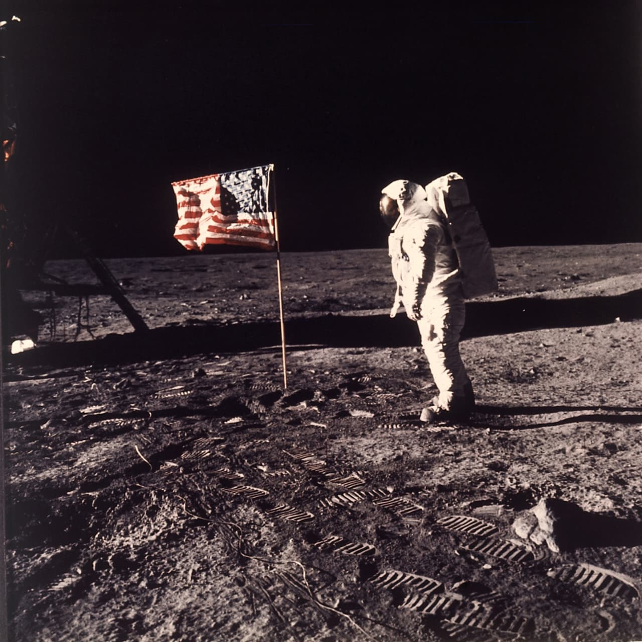 Los astronautas colocaron una bandera de EEUU especialmente diseñada para la superficie lunar, lo que fue visto en televisión en todo el mundo. Luego el presidente Richard Nixon se comunicó con ellos por teléfono, lo que el mismo consideró "la llamada telefónica más histórica de la Casa Blanca".