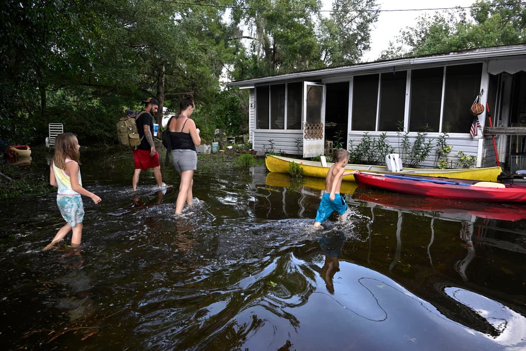 Este es el momento en que Hailey Morgan y sus hijos Aria Skye Hall, 7 años y Kyle Ross, 4,
<b> llegan a su casa inundada y dañada después del paso del huracán Helene en Crystal River, Florida. </b>El huracán dejó 
<a href="https://www.univision.com/local/tampa-wvea/tiempo/victima-de-la-caida-de-un-letrero-huracan-helene-causa-su-primera-muerte-en-florida" target="_blank">unos 7 muertos solo en Florida,</a> varios de ellos en el condado de Pinellas.