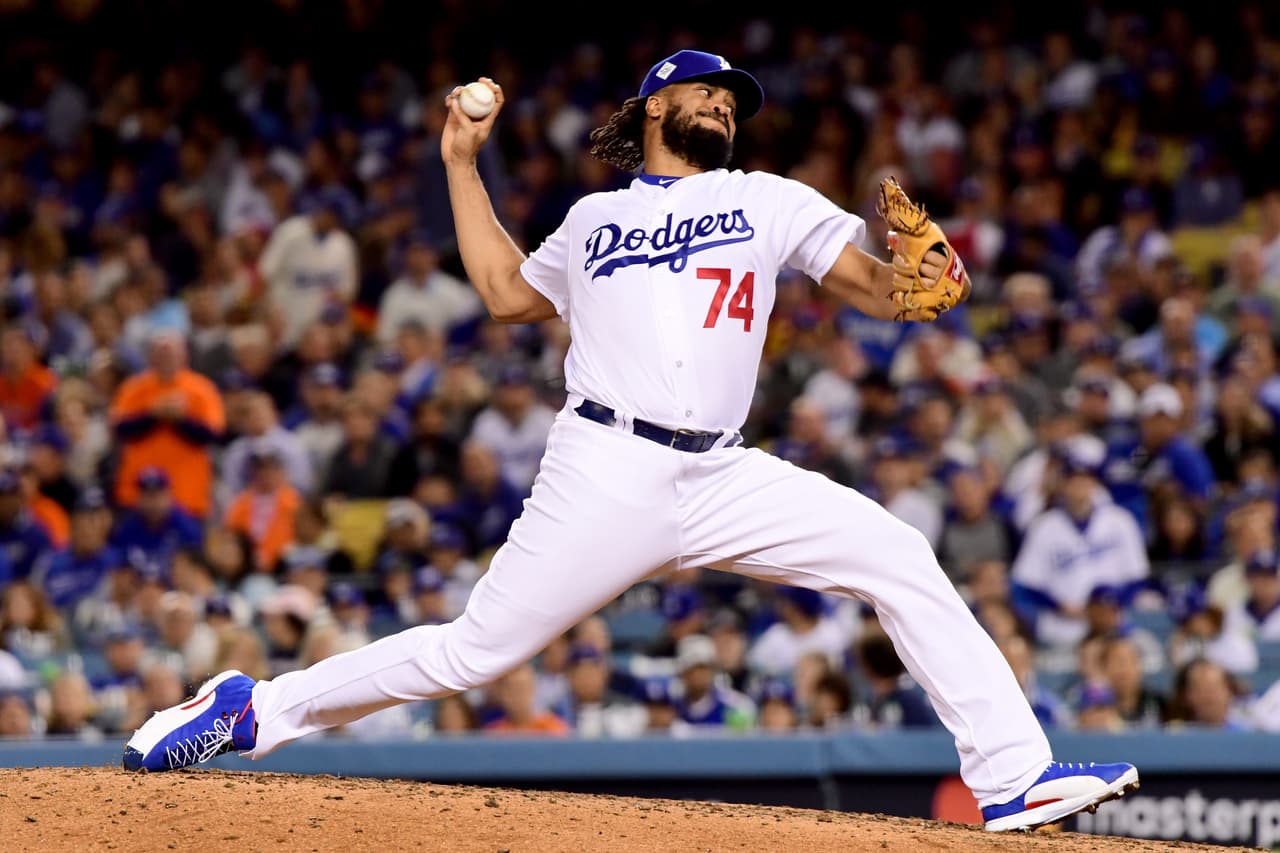 Los Dodgers debieron recurrir a su merjor forma defensiva para impedir que Houston ampliara el marcador en la séptima alta. Jansen se enfrentó a cuatro nateadores y solo se envasó Altuve con una base por bolas.