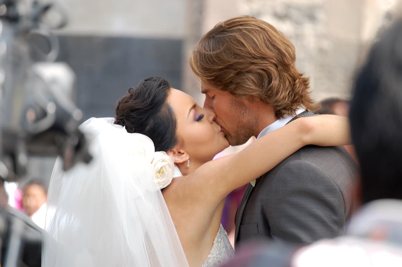 Y desde que tienen un romance, son una de las parejas más seguidas en Instagram, pues presumen su amor con 
<a href="https://www.univision.com/famosos/angelique-boyer-sebastian-rulli-mejores-fotos">divertidas y creativas fotografías. </a>