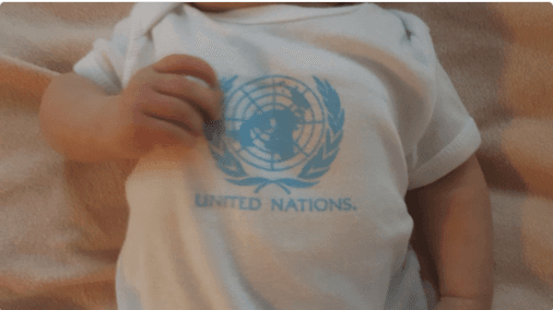 La pequeña Neve tiene incluso su propio vestido de las Naciones Unidas hecho a su medida.