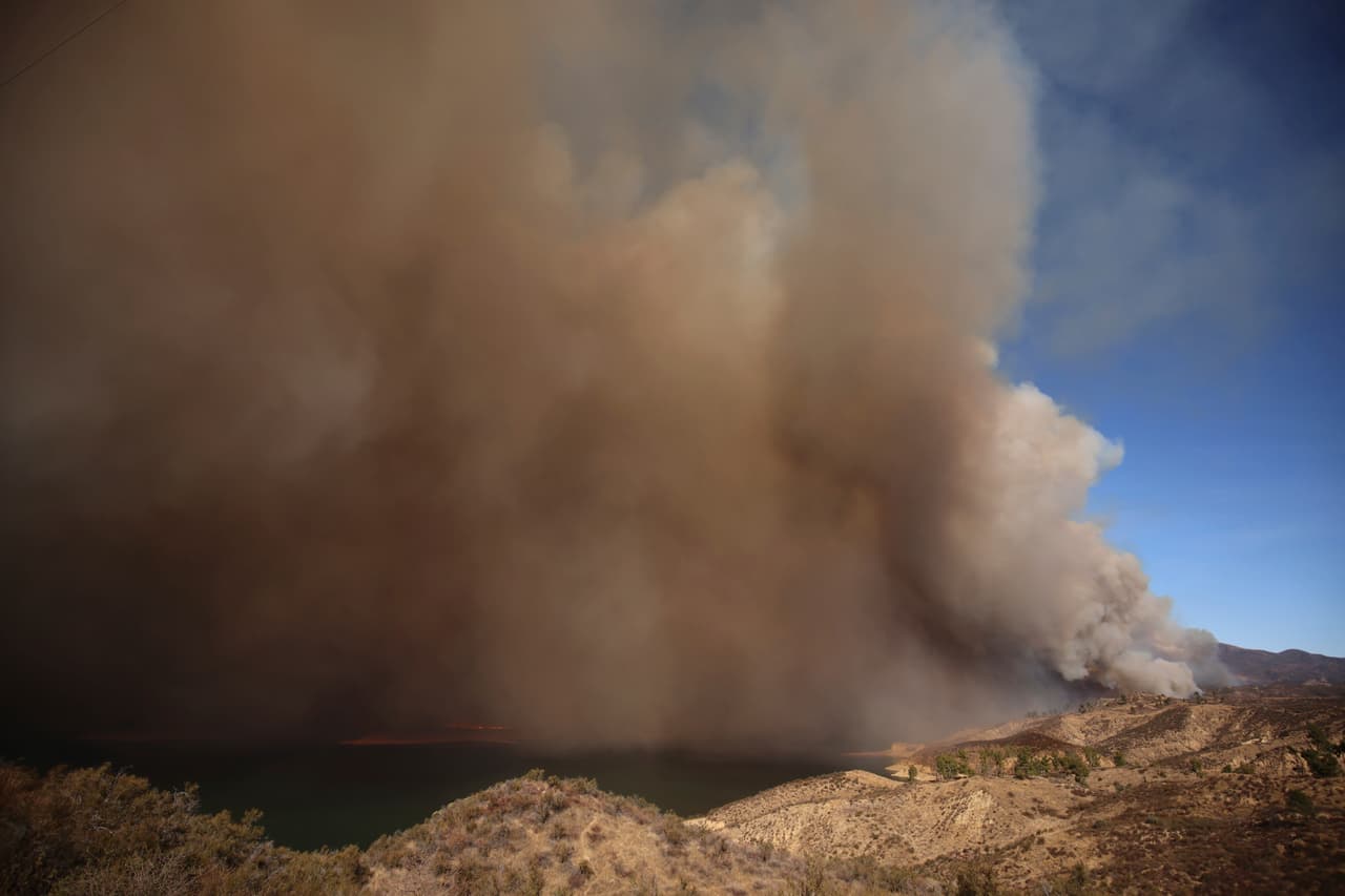 <b>Comparación con el incendio de Route en 2022</b>
<br>El incendio Hughes afecta áreas quemadas en el incendio de Route, que destruyó 5200 acres y obligó a evacuaciones en 2022.