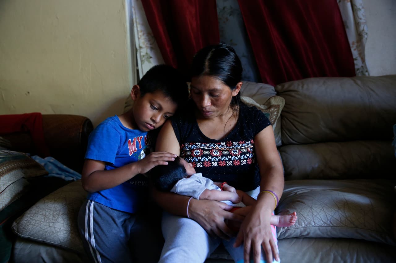 <b>Sin FEMA, sin nada.</b> En Immokalee, uno de los rincones más pobres de Florida -a solo 50 millas de las mansiones millonarias de Naples-, la furia de Irma arrancó los techos de las frágiles casas de familias inmigrantes que se dedican a la agricultura. El 75% de la población de esa ciudad es de origen hispano y muchos no pueden optar a una ayuda gubernamental para recuperarse del desastre natural. En la fotografía, 
<b><a href="https://www.univision.com/noticias/huracan-irma/la-vida-de-estos-hispanos-agricultores-de-florida-arrasada-por-el-huracan-fotos-fotos">la inmigrante guatemalteca Aura Gaspar espera en la oscuridad junto a sus hijos</a></b>, luego de perder parte de su hogar.