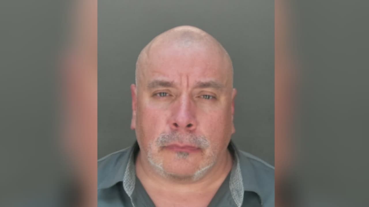 Arrestan a hombre que tenía un hogar de acogida, lo acusan de distribución de pornografía infantil