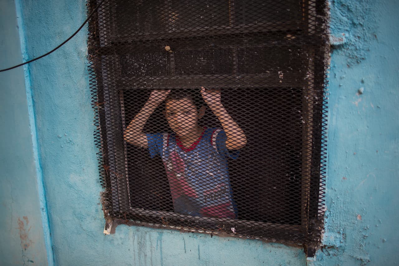 Un niño se asoma por la ventana de su casa en Nuevo Laredo. 24 de marzo de 2017.