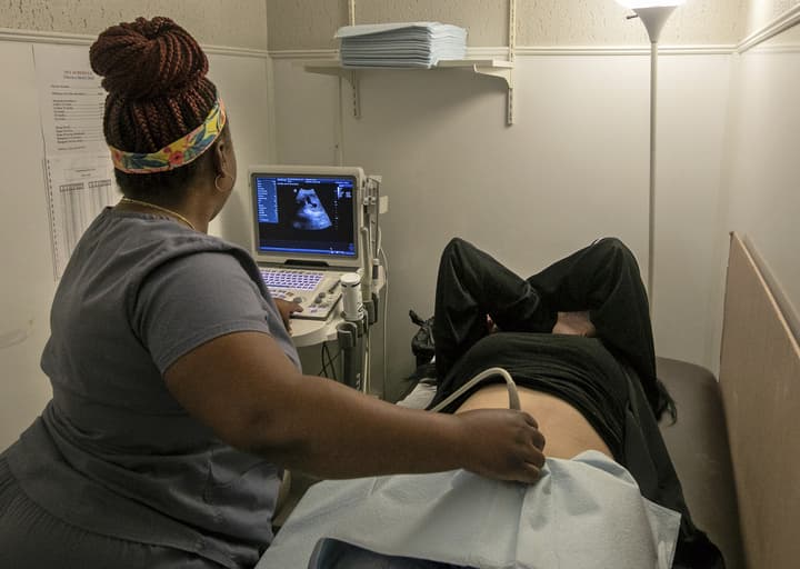 "Es difícil tenerlo para enterrarlo": niegan a una mujer en Louisiana abortar un feto al que le falta parte del cráneo