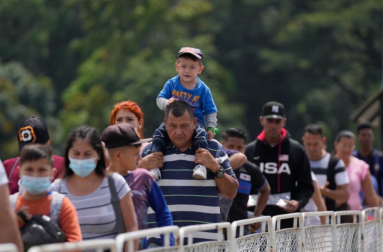 Los países restablecieron lazos formales el 29 de agosto bajo el liderazgo del mandatario de Venezuela, Nicolás Maduro, y el nuevo líder izquierdista de Colombia, Gustavo Petro. 
<br>
<br>En la foto, peatones usan el Puente Internacional Simón Bolívar para cruzar entre San Antonio, Venezuela, y Cúcuta, Colombia. 
<br>
<br>
<br>