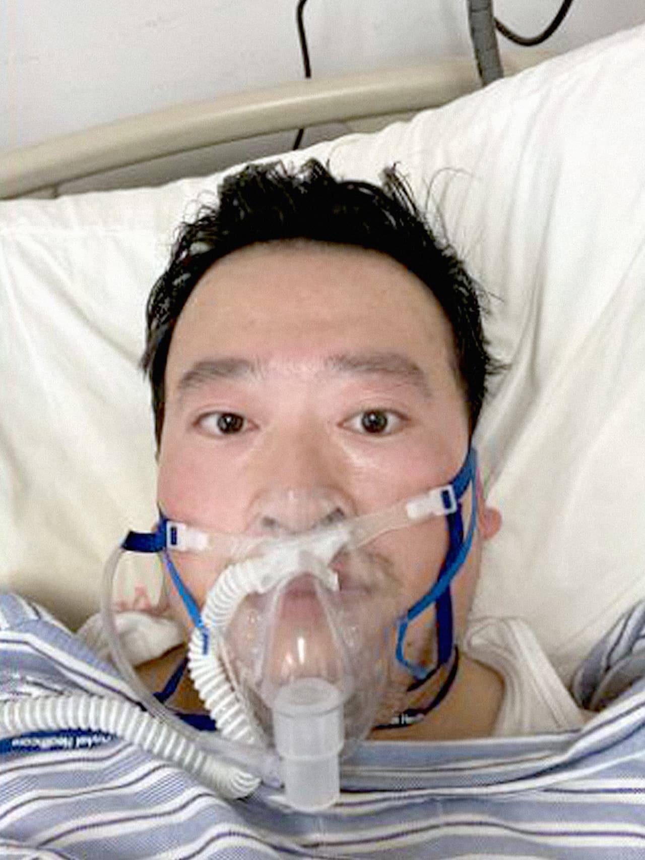 Cuatro días después del mensaje a sus colegas, que transmitió a través de WeChat (el WhatsApp chino), el doctor fue convocado por la Policía local, que le acusó de "propagar rumores". Esto puede suponer 7 años de prisión en China.