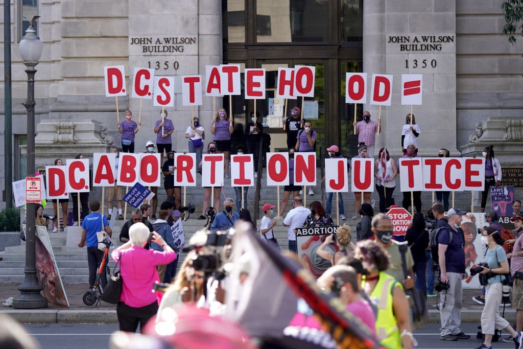A dos días de la reanudación de las audiencias de la Suprema Corte, casi 200 organizaciones llamaron a los defensores del 
<a href="https://www.univision.com/temas/abortos">aborto</a> a hacerse oír en todo el país.