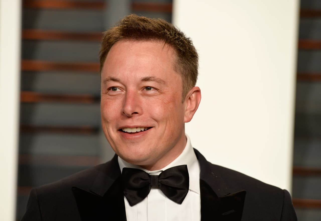 <b>Batalla política entre Elon Musk y líderes de California </b> 
<br>
<br>El traslado de la sede se da luego de que 
<a href="https://www.univision.com/temas/elon-musk"><b>Musk</b></a> entablara una 
<a href="https://www.univision.com/local/austin-kakw/elecciones-estados-unidos-2020/elon-musk-texas-conflictos-california-autoridades"><b>batalla contra líderes locales de California</b></a> el año pasado debido a las medidas de prevención que tomó el estado para prevenir los casos de covid-19. Para ese momento, el empresario había amenazado a través de sus redes sociales que movería “inmediatamente" la sede de la compañía a Texas o Nevada. 
<br>
<br>El condado de Alameda, donde se encuentra la planta de la compañía en Fremont, California, ordenó a la compañía a permanecer cerrado hasta el 1 de junio del 2020 en medio de la pandemia de coronavirus. Musk también dijo que Tesla está presentando una demanda contra el condado, llamando al funcionario de salud interino "ignorante". 
<br>
<br>En abril de 2020, en una llamada sobre ganancias de Tesla, Musk arremetió contra los funcionarios del gobierno de California calificando sus órdenes de salud como "fascistas".