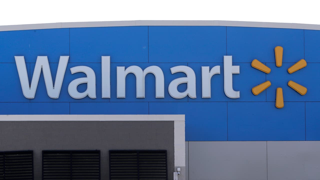 <b>Walmart</b>. El día de Acción de Gracias abre a las 6 PM y se mantiene abierto sin interrumpción el resto del día, la noche del jueves y todo el Black Friday.