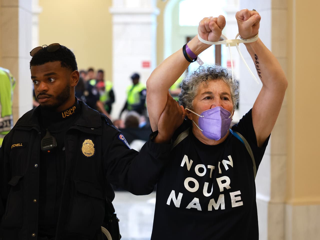 Los detenidos fueron trasladados a un área de detención temporal en el complejo del Capitolio, bajo acusación de protestar ilegalmente dentro de un edificio de oficinas de la Cámara de Representantes.