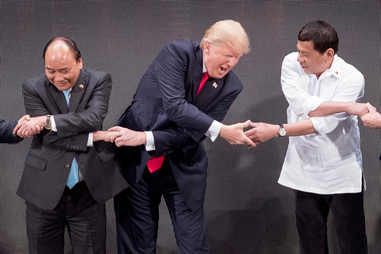 <b>Tortura asiática.</b> El presidente Donald Trump no dudó en incorporarse al juego de manos entrelazadas que hicieron los mandatarios del sureste asiático durante una reunión en noviembre de 2017. El curioso momento fue uno de los más recordados de la primera gira de Donald Trump por Asia.