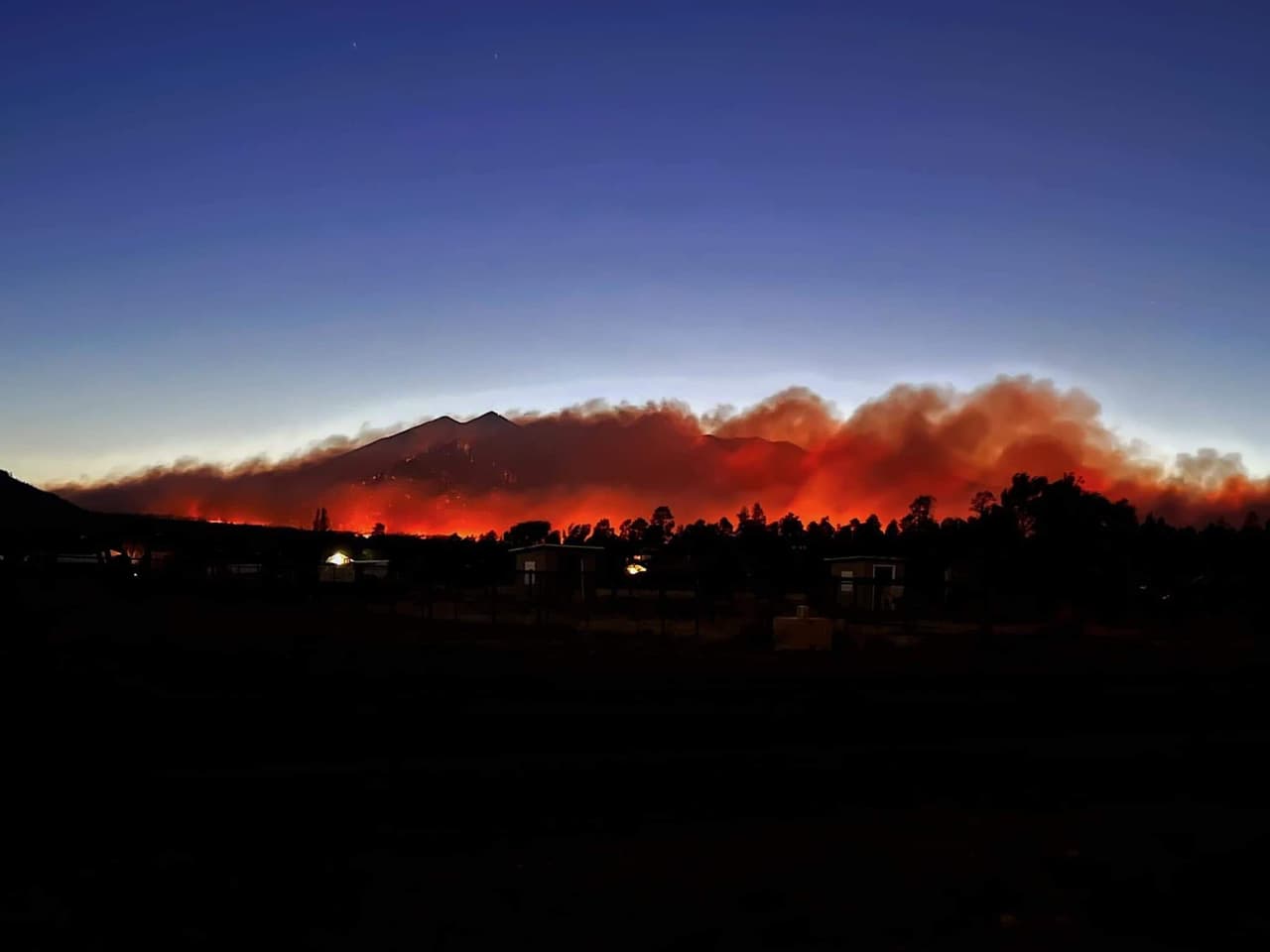 El lunes, ya había más de 340 bomberos trabajando en el incendio.