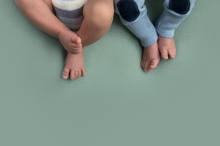 El caso de la madre que tuvo gemelos idénticos y acudió a la policía para saber cuál es cuál