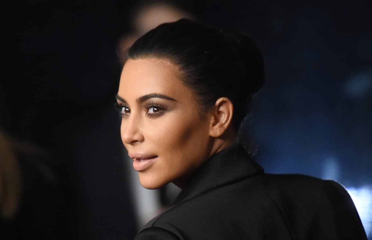 15. En diciembre del 2014 lució un maquillaje en el que los protagonistas fueron sus ojos levemente difuminados mientras su pelo lo llevó recogido. Esto fue durante el primer baile anual 
<a href="http://www.vogue.es/moda/news/articulos/rihanna-kim-kardashian-invitadas-al-annual-diamond-ball/21482"><i>Diamond Ball</i></a>
<i> </i>de Rihanna en Beverly Hills, California.