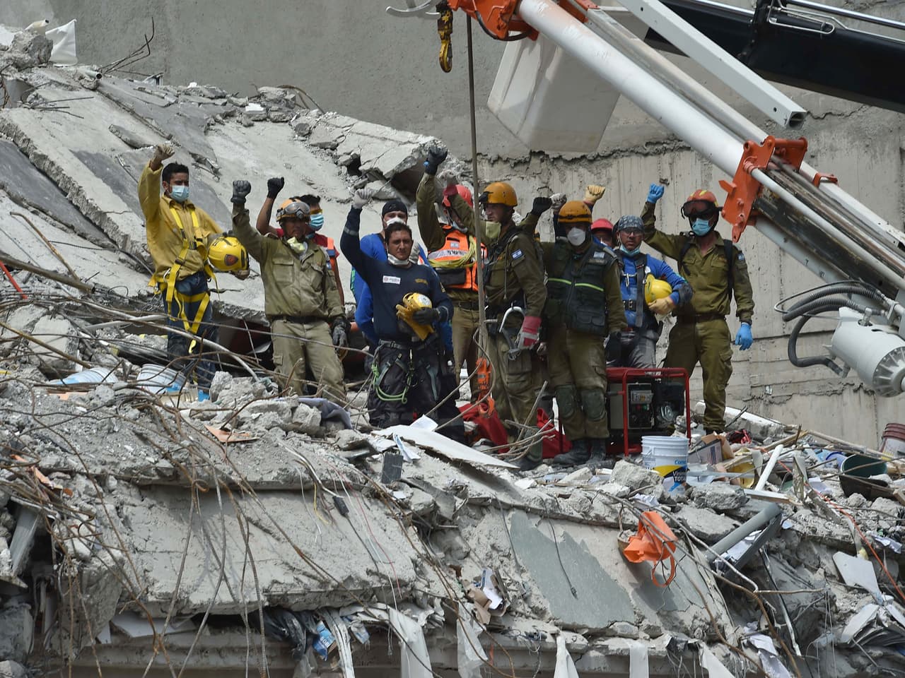 <b>Otro septiembre trágico:</b> La señal de silencio de los equipos de rescate mexicanos se hizo tristemente famosa en todo el mundo. El terremoto del 2017 causó el colapso de más de 40 edificios y costó la vida a 370 personas y dejó más de 6,000 heridos. Con epicentro al sur de la ciudad de Puebla, el sismo tuvo una magnitud de 7.1 en la escala de Richter y coincidió con el aniversario de la tragedia del terremoto de 1985 en la ciudad de México.