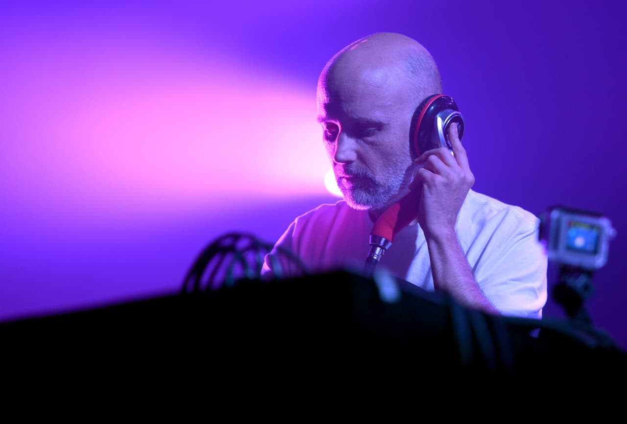 <b>El músico y Dj Mobi informó a sus seguidores que no aceptó. </b>En su
<b> <a href="https://www.instagram.com/p/BPDQ8nWjBMp/">cuenta Instagram contó:</a></b> “Me pidieron que considerara presentarme en la inauguración de #trump… jajajaja, esperen, jajajajaj, ¿de verdad? (…) Así que #trump ¿qué te parece? ¿Yo me presento como Dj para ti y tú liberas tu declaración de impuestos?”