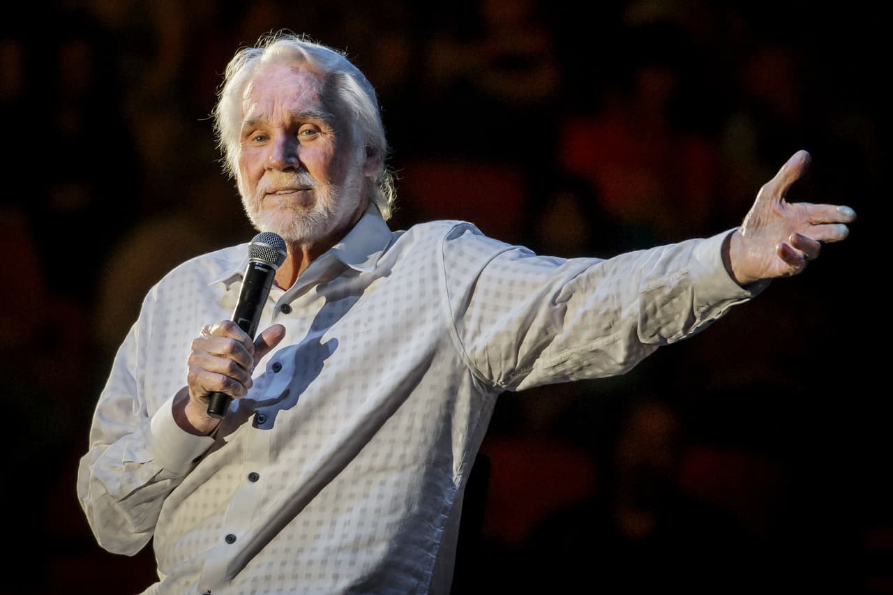 <b>Kenny Rogers, 81 años</b>. Reconocido cantante estadounidense que experimentó en el jazz, folk, country y pop, donde impuso varios éxitos. Se hizo llamar ‘The Gambler’ (el apostador, en español). 
<a href="https://www.univision.com/noticias/muere-la-estrella-de-la-musica-country-kenny-rogers"><u>Falleció el 20 de marzo</u></a>.
<br>