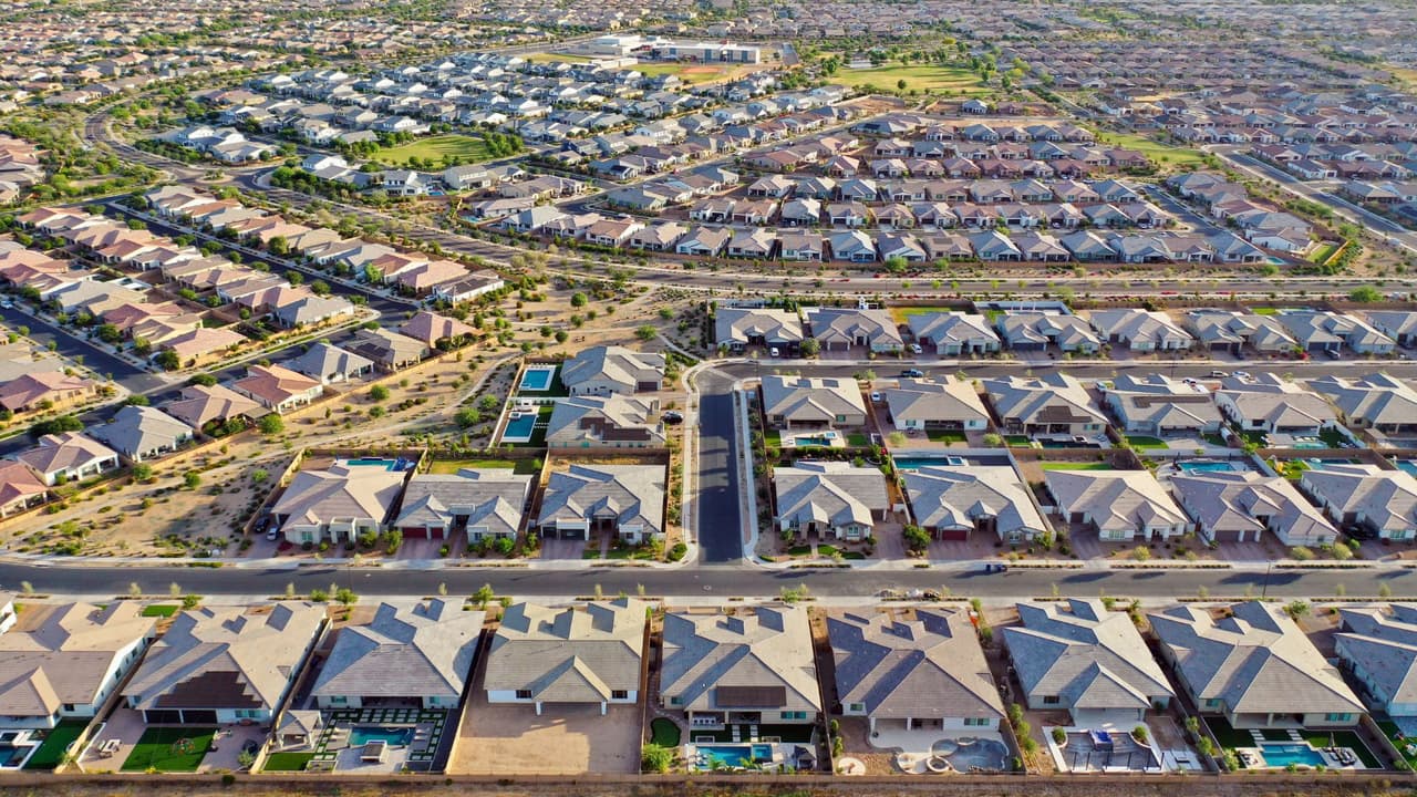 En la actualidad, 
<b>aproximadamente la mitad de la población estadounidense reside en suburbios</b>, áreas ubicadas fuera de las grandes ciudades que 
<b>ofrecen viviendas más asequibles</b>. Según las opiniones de agentes inmobiliarios y las últimas clasificaciones de habitabilidad, un estudio de Travel + Leisure ha identificado 
<b>los mejores para vivir.</b> Entre ellos figura 
<b>un suburbio del norte de Texas, destacándose entre los cinco primeros en esta lista</b>.