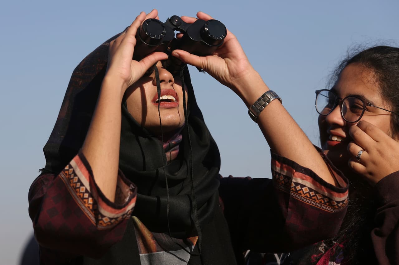 Estudiantes de la Universidad de Karachi, en Pakistán, también observaron el fenómeno con el que se despide el año 2019.