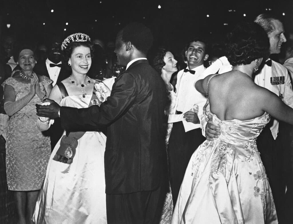 En los primeros años del reinado de Isabel se fue desintegrando el imperio británico. Las viejas colonias quedaron integradas en la Mancomunidad de Naciones, que reúne a 50 países y territorios. En la foto, la reina baila con el presidente Kwame Nkrumah de Ghana, la primera colonia británica en independizarse, en 1957.