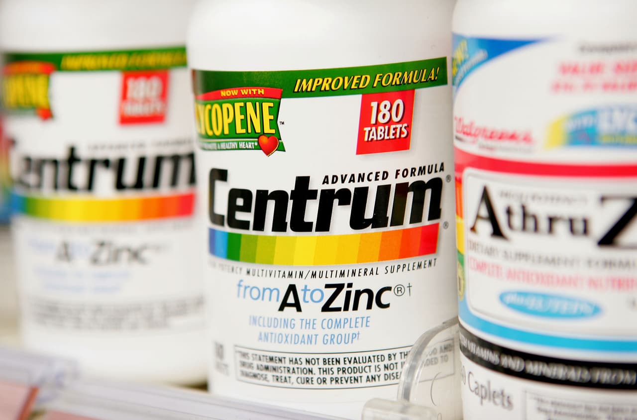 <b>Solamente las mujeres necesitan tomar vitaminas para mejorar su fertilidad: falso</b>. La vitamina E ayuda a elevar el conteo de espermatozoides y científicos de la Universidad de California comprobaron que el esperma de los hombres con bajos niveles de ácido fólico presenta mayores anormalidades cromosómicas. Por tanto, es recomendable consultar con un especialista que determine si hace fala ingerir algún suplemento vitamínico.