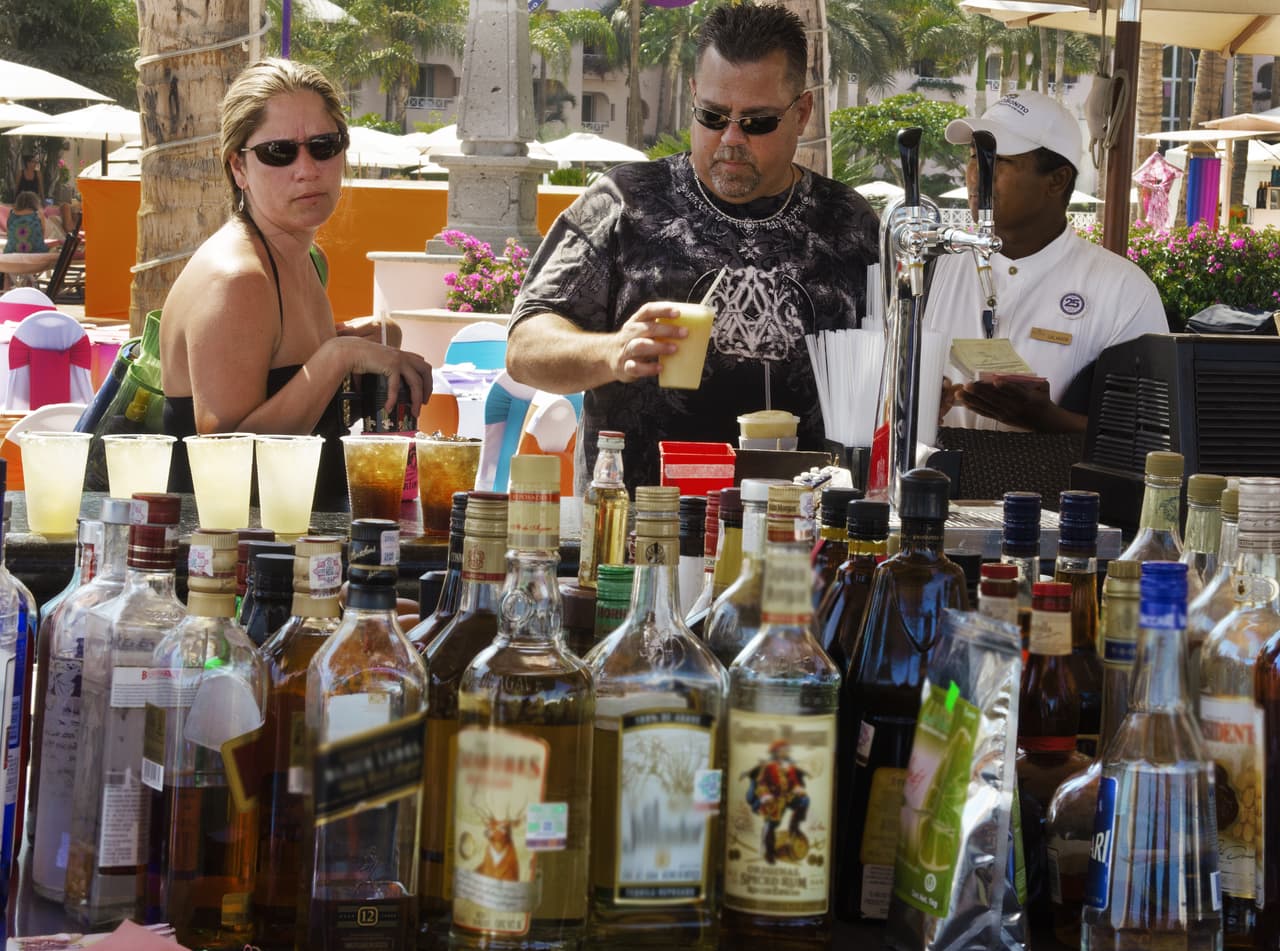 Decomisan más de 40,000 litros de alcohol irregular en una playa de México tras la muerte de una joven turista de EEUU