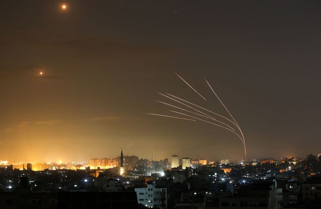 Solo en la madrugada del miércoles, más de 200 cohetes fueron disparados desde Gaza en dirección al sur, a ciudades como Beersheva, y el centro de Israel, en el área de Tel Aviv. Aunque efectivo, 
<b>se sabe que el 'Domo de Hierro' no es completamente infalible</b>. Hay quienes advierten que con mayor poderío de fuego su eficacia se ve mermada.