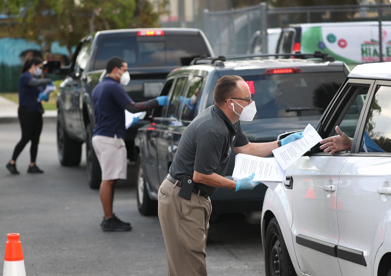 <b>¿Recibiste el 'cheque?</b> 
<b><a href="https://www.univision.com/noticias/dinero/millones-recibieron-su-cheque-de-ayuda-esto-recomiendan-expertos-a-la-hora-de-usarlo">Esto recomiendan al momento de usarlo: </a></b>identifica cuáles son tus gastos básicos (comola compra de alimentos y el pago del arriendo si no has logrado portergarlo), crea un fondo de emergencia con la cantidad que te sea posible en este momento, si cuentas con este fondo de emergencia considera entonces bajar alguna deuda para aliviar un pocotus pagos futuros.