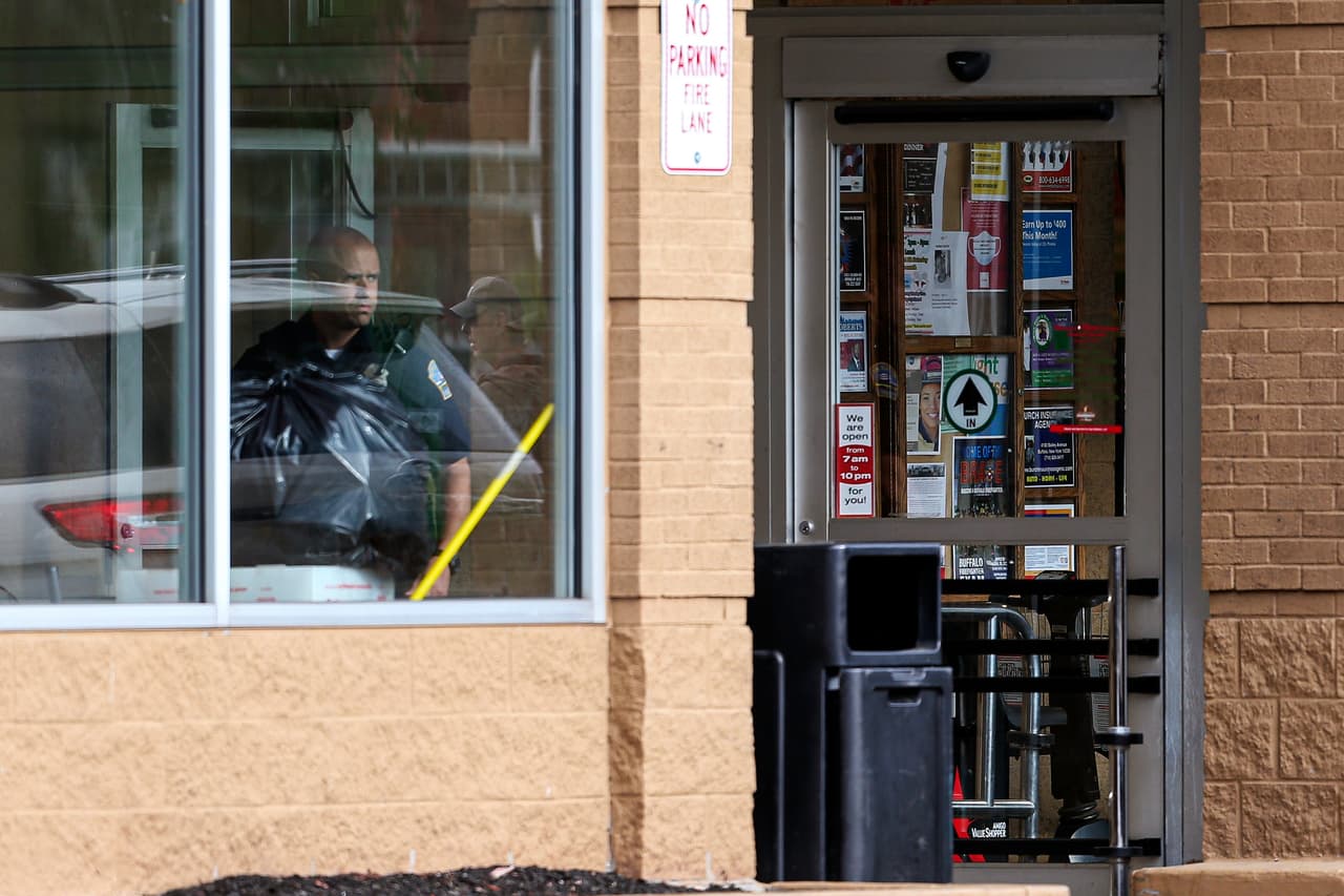 Un tiroteo en un supermercado en Buffalo, Nueva York, 
<b>dejó 10 muertos y tres heridos,</b> confirmó en una rueda de prensa el comisionado del Departamento de Policía de Buffalo, Joseph Gramalia. El ataque 
<b>es investigado como un crimen de odio.</b>