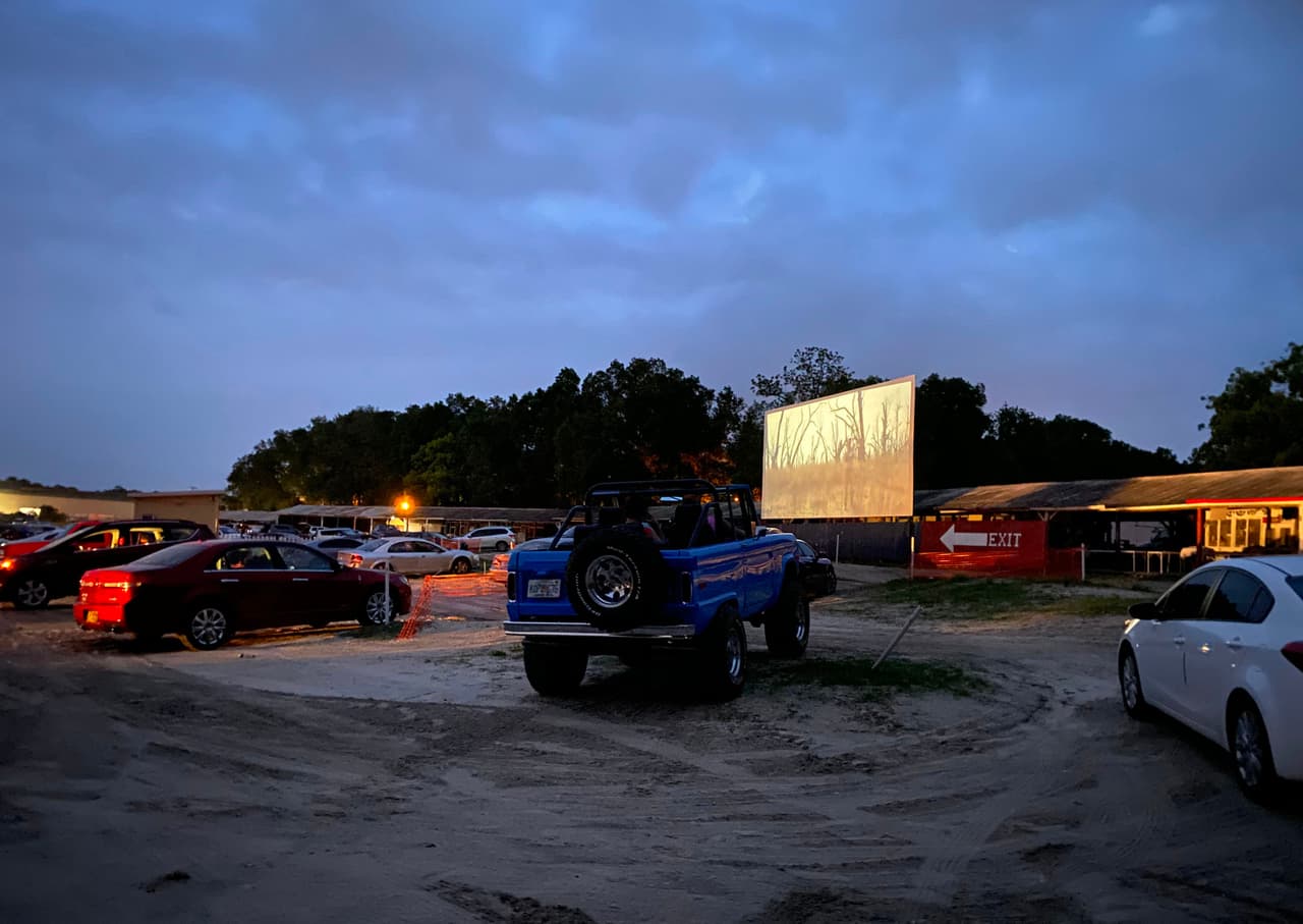 En el cine presentan películas para niños y también otras de acción para mayores. 
<br>
