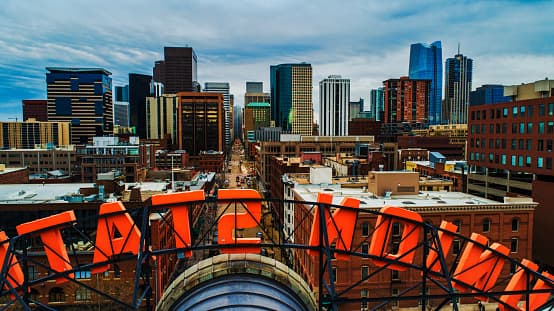 <b>Denver, Colorado.-</b> Esta ciudad ocupa el puesto número 9 de la lista con un salario promedio anual de 57,400 dólares y una tasa de desempleo de 3.0%. Además, este sitio se coloca en el segundo mejor lugar para vivir, según US News & World Report. 
<br>