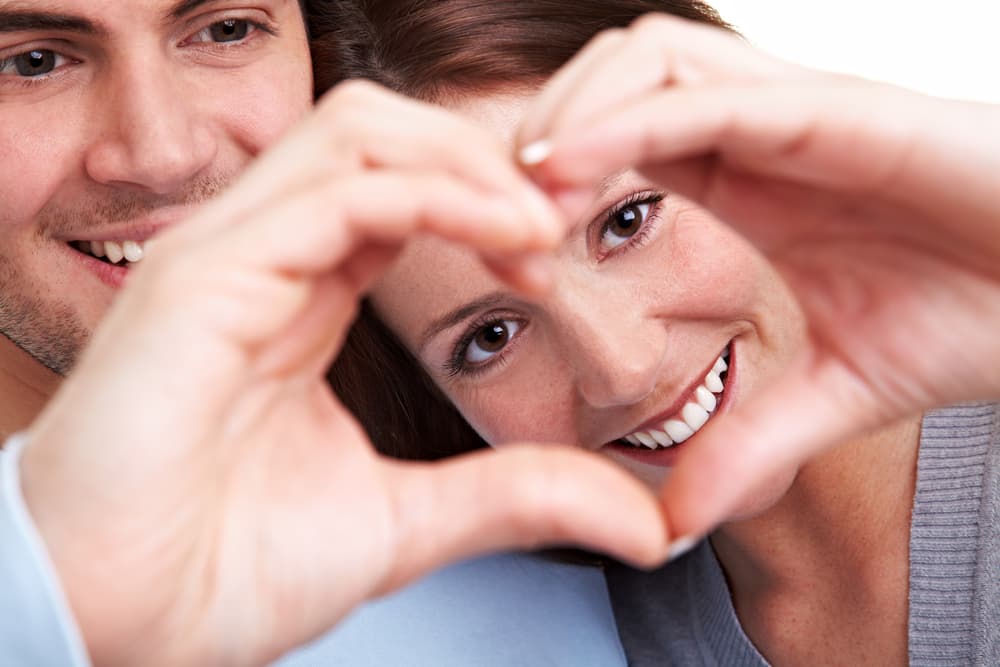 <b>Géminis</b>
<br>Es fácil enamorarse de un geminiano cuyo carisma, conversación y gracia atrae a todos. Su elocuencia, ingenio y curiosidad le inspiran. Cuando conoce e alguien que le llama la atención por su inteligencia, flexibilidad mental y espíritu juvenil se siente inmediatamente atraído o atraída.