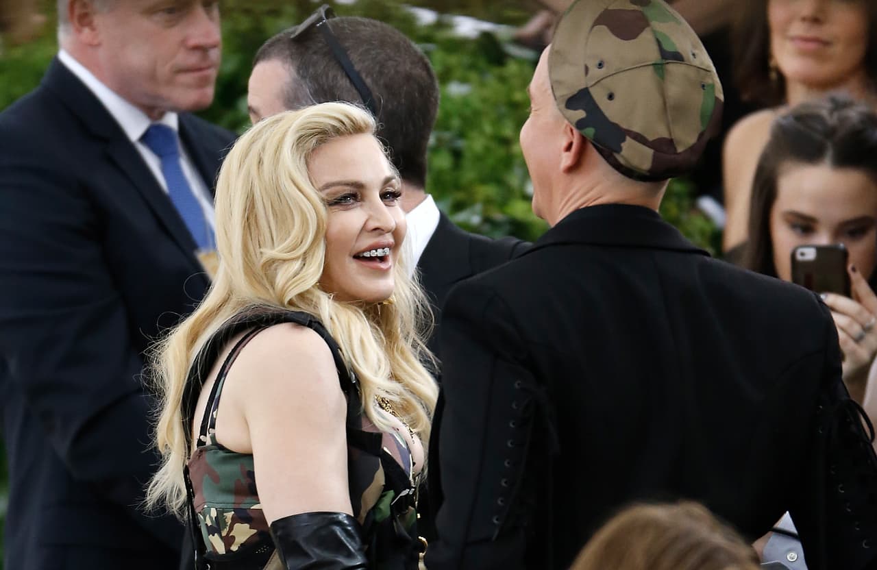 La base de datos revela que la cantante pop Madonna tiene acciones en una compañía de suministros médicos y el músico y activista social Bono, que figura con su nombre completo, Paul Hewson, poseía acciones en una compañía registrada en Malta que invirtió en un centro comercial en Lituania