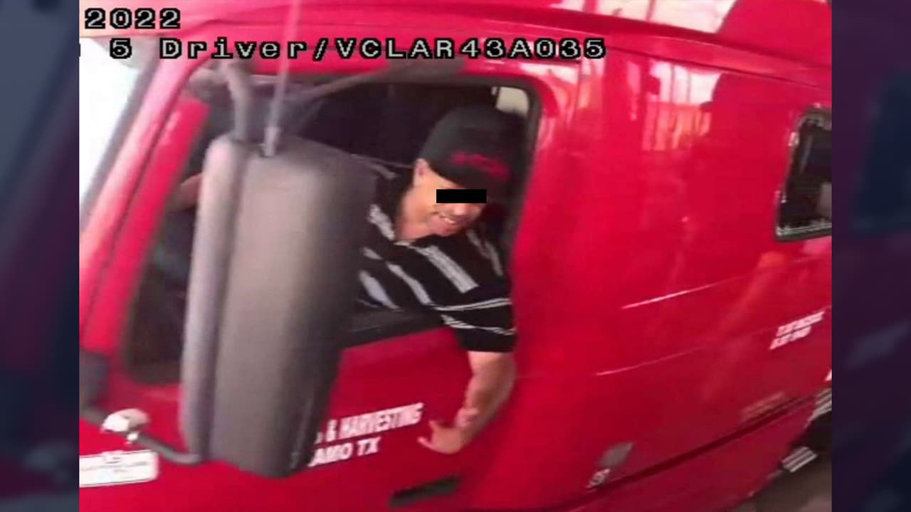 El documento también contiene fotos donde se ve al camión de carga pasar por los puntos de revisión migratoria de CBP, donde fue captado por las cámaras de seguridad a las 2:50pm el lunes 27 de junio, en Encinal y Cotulla, Texas.