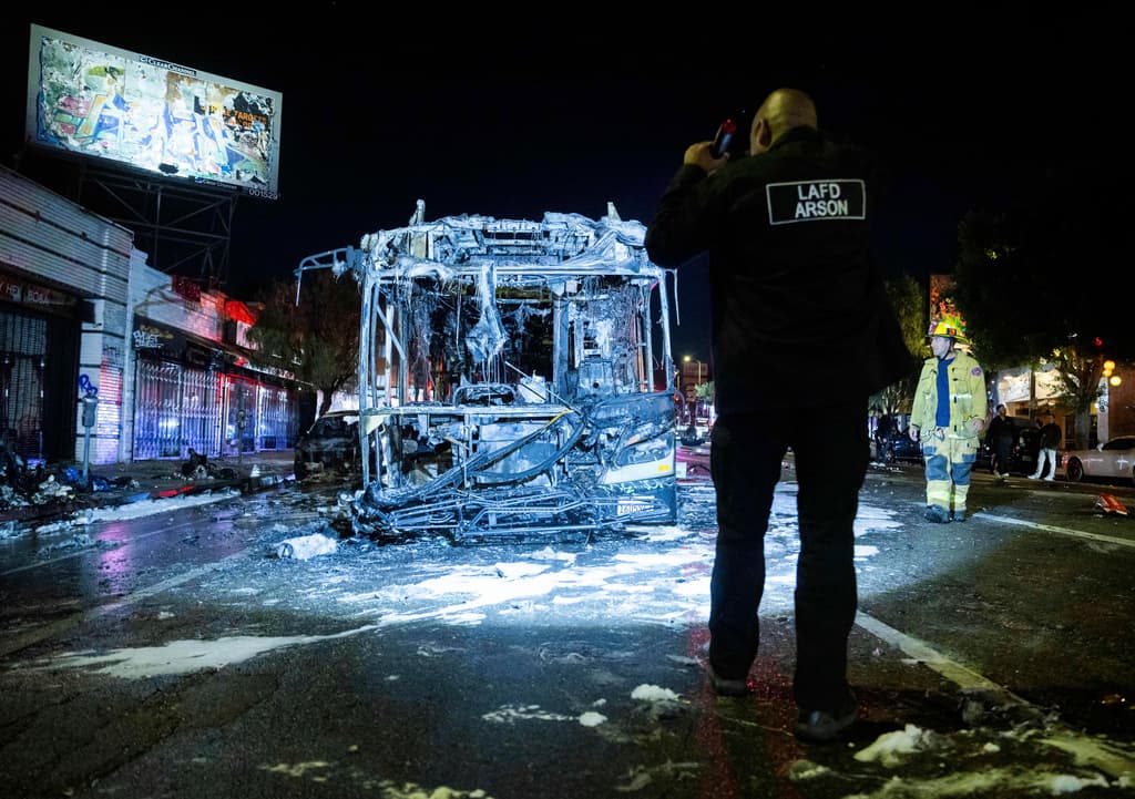 En cuanto al incidente con el autobús de Metro, preliminarmente se estimó que había más de 200 personas alrededor del vehículo cuando le prendieron fuego.