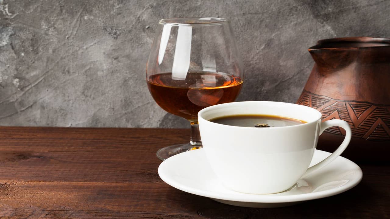 ¿Por qué están recomendando evitar el consumo de alcohol y cafeína en 11 estados de EEUU?