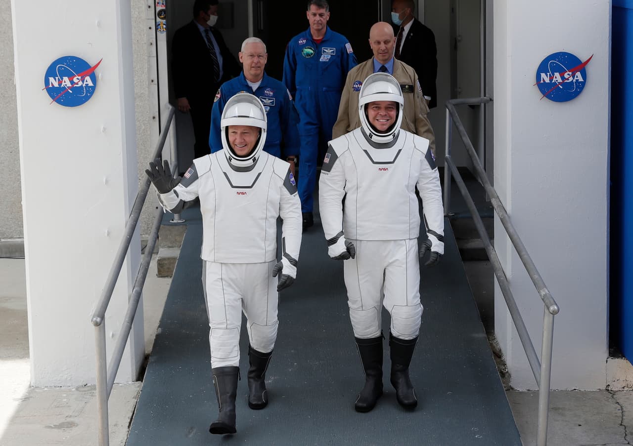 Los astronautas Douglas Hurley y Robert Behnken a su salida hacia el complejo de Lanzamiento del Centro Espacial Kennedy en Cabo Cañaveral, Florida. Un cohete de la empresa SpaceX 
<a href="https://www.univision.com/noticias/medio-ambiente/historico-lanzamiento-de-la-nasa-las-claves-de-un-viaje-que-marca-un-antes-y-un-despues">llevará a dos estadounidenses al espacio en un proyecto conjunto con la NASA</a>, el primer lanzamiento de este tipo desde territorio estadounidense en casi una década.
<br>