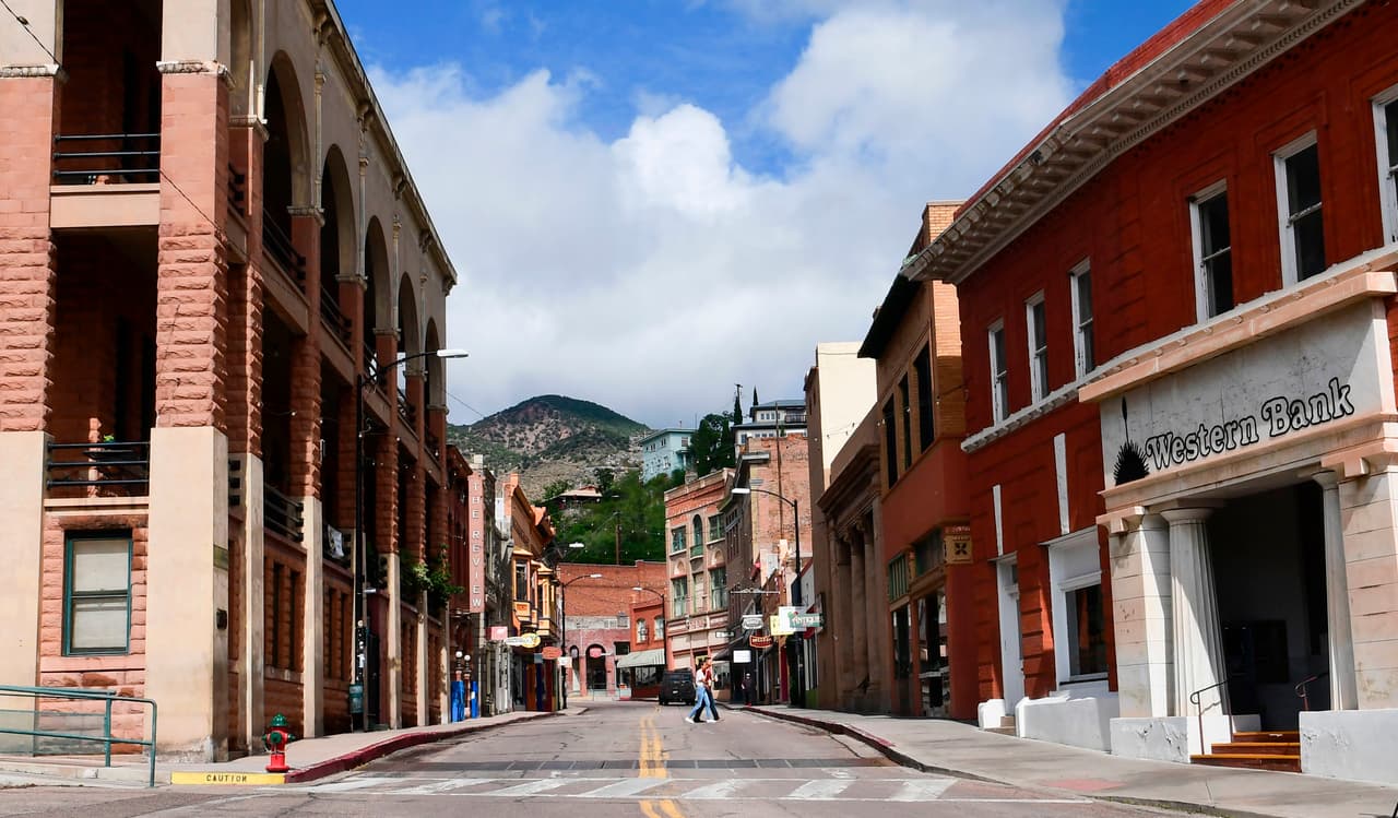 <h3 class="cms-H3-H3">4. Arizona</h3>
<br>
<br>
<b>Muertes por cada 100,000 habitantes: 1.43</b>
<br>
<br>Arizona registró un ligero descenso con respecto al año anterior (de un 4%) y con ello registró una disminución por segundo año consecutivo. Mientras 110 personas murieron atropelladas en 2019, 106 fallecieron de esta forma en el mismo periodo en 2020. 
<br>