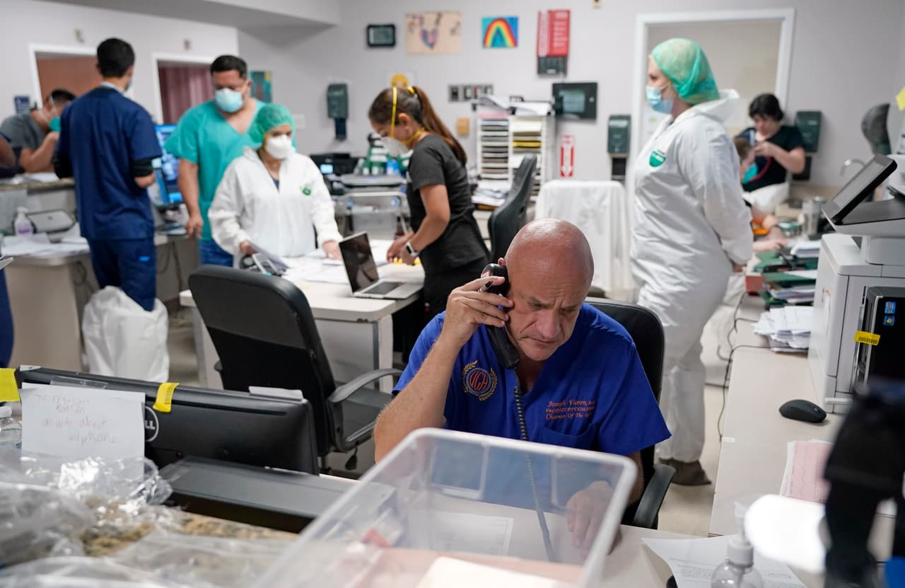 El médico ha trabajado más de 100 días casi sin descansar y normalmente duerme solo unas pocas horas por noche. En la fotografía Varon en el momento que llamó a los familiares de un paciente de covid-19 para anunciarles que murió.